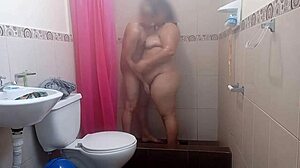 बड़े स्तन और गांड वाली लड़की बाथरूम में अपने सौतेले बेटे को मुंह लगाती है